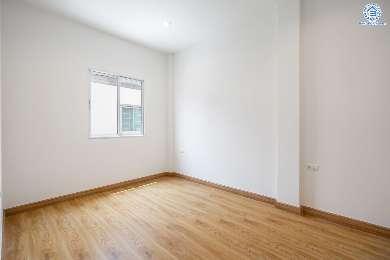 บ้านมือสอง ม.ลุมพินีทาวน์วิลล์ ราชพฤกษ์-นครอินทร์ เนื้อที่ 17.5 ตร.ว. ฟังก์ชัน 3 ห้องนอน 2 ห้องน้ำ 1 ห้องอเนกประสงค์ชั้นดาดฟ้า จอดรถได้ 2 คัน พร้อม Living Room กว้างขวาง เดินทางสะดวก เข้า-ออกได้หลายเส้นทาง ทั้ง ถ.นครอินทร์, ถ.ราชพฤกษ์ ใกล้ทางด่วน "ศรีรัช"